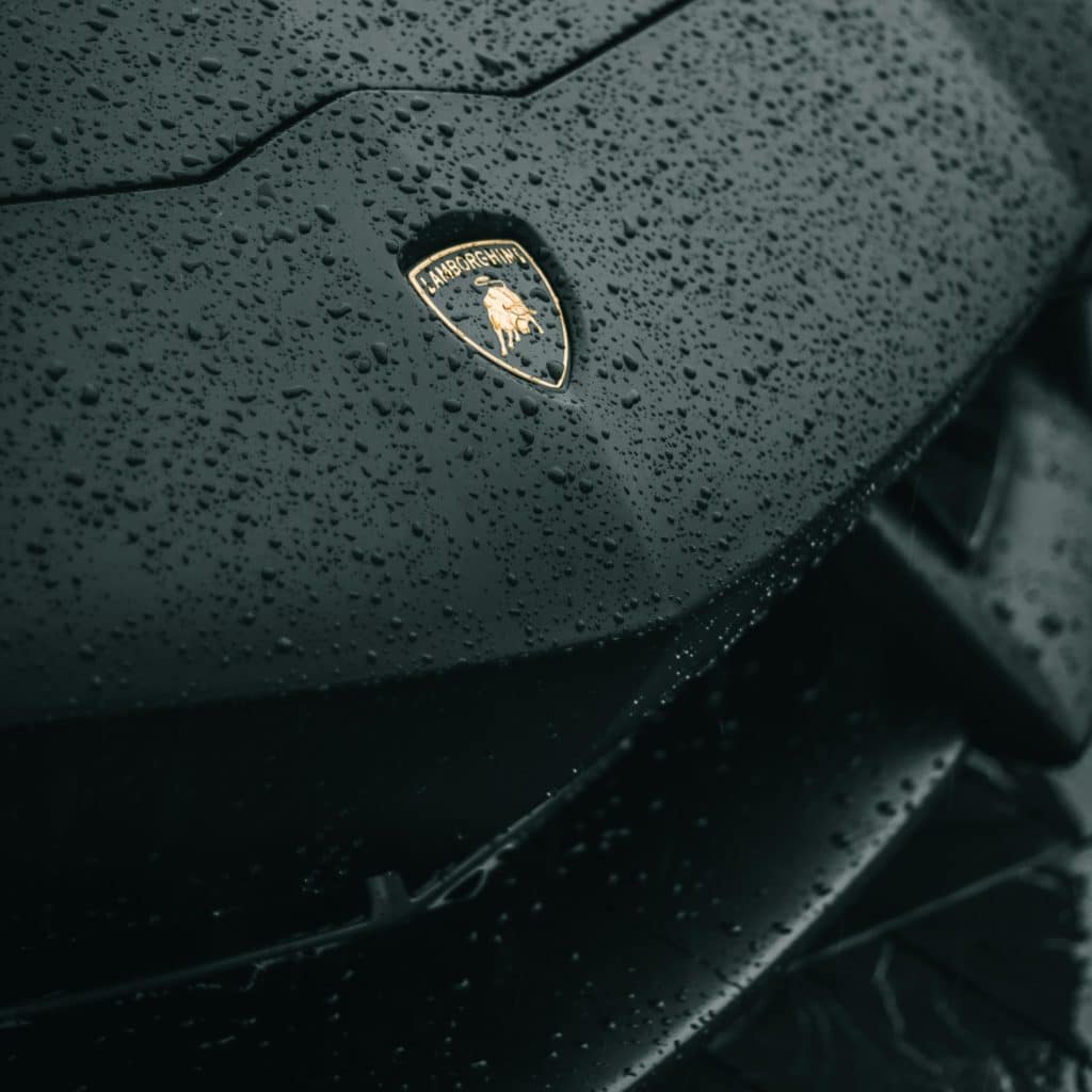 Une lamborghini vue en gros plan